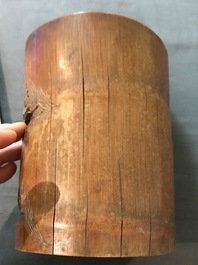 Deux pots &agrave; pinceaux en bambou sculpt&eacute;, Chine, 18/19&egrave;me
