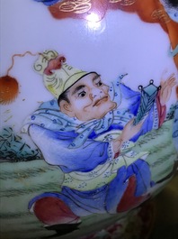 Een flesvormige Chinese famille rose vaas, Qianlong merk, Republiek, 20e eeuw