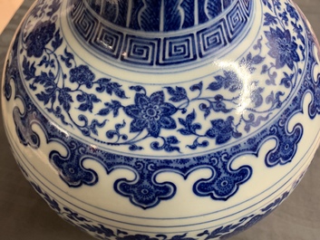 Een Chinese blauwwitte flesvormige Ming-stijl vaas, Qianlong merk, 19/20e eeuw