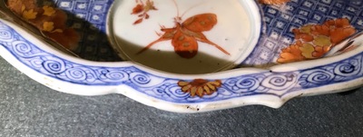 Un plat &agrave; condiments, une verseuse couverte et une chope en porcelaine de Chine de style Imari, Kangxi/Qianlong