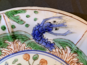 Een Chinese famille verte theebus met deksel, twee kleine vaasjes en een schotel, Kangxi
