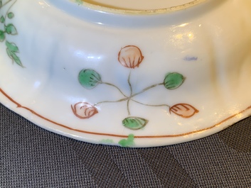 Een Chinese famille verte theebus met deksel, twee kleine vaasjes en een schotel, Kangxi