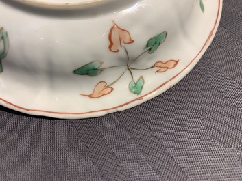 Een Chinese famille verte theebus met deksel, twee kleine vaasjes en een schotel, Kangxi