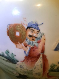 Een flesvormige Chinese famille rose vaas, Qianlong merk, Republiek, 20e eeuw