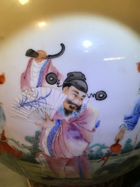 Een flesvormige Chinese famille rose vaas, Qianlong merk, Republiek, 20e eeuw