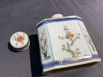Een Chinese famille verte theebus met deksel, twee kleine vaasjes en een schotel, Kangxi