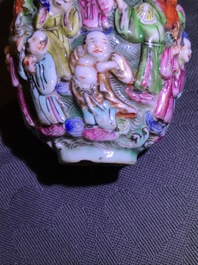 Une tabati&egrave;re en porcelaine de Chine famille rose &agrave; d&eacute;cor en relief, 19&egrave;me