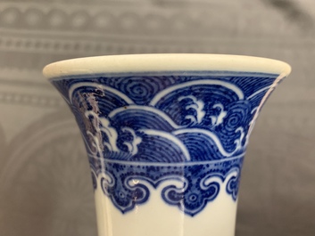 Een Chinese blauwwitte flesvormige Ming-stijl vaas, Qianlong merk, 19/20e eeuw