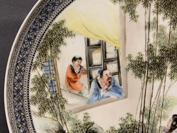 Een paar Chinese polychrome schotels met winterlandschapsdecor, Republiek, 20e eeuw