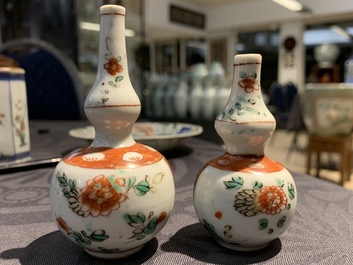 Een Chinese famille verte theebus met deksel, twee kleine vaasjes en een schotel, Kangxi