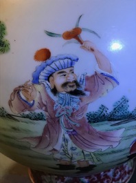 Een flesvormige Chinese famille rose vaas, Qianlong merk, Republiek, 20e eeuw