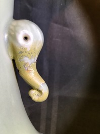 Een flesvormige Chinese vaas met blauwwit decor en celadon fondkleur, 19e eeuw