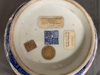 Een Chinese blauwwitte flesvormige Ming-stijl vaas, Qianlong merk, 19/20e eeuw