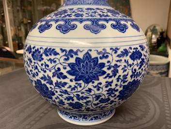 Een Chinese blauwwitte flesvormige Ming-stijl vaas, Qianlong merk, 19/20e eeuw