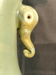 Een flesvormige Chinese vaas met blauwwit decor en celadon fondkleur, 19e eeuw