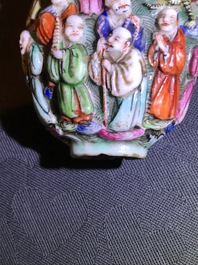 Une tabati&egrave;re en porcelaine de Chine famille rose &agrave; d&eacute;cor en relief, 19&egrave;me