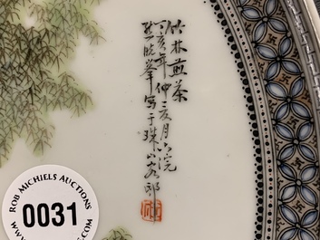 Een Chinees fencai bord met figuren in een tuin, Republiek, 20e eeuw