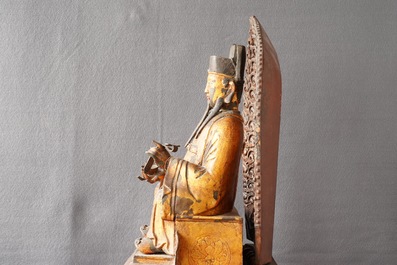 Een grote Chinese vergulde en ingelegd bronzen figuur van Zhenwu op verguld houten basis, Ming