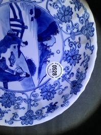 Twee Chinese blauwwitte gelobde borden met figuren, Kangxi merk en periode
