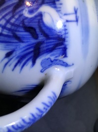 Een Chinese blauwwitte kan met decor naar Cornelis Pronk, 'De parasoldames', Qianlong