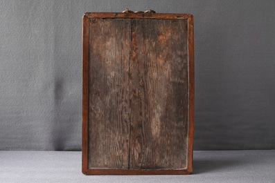 Een Chinese qianjiang cai plaquette, gesign. Wang Yun Shan, gedat. 1932