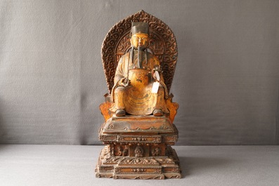 Een grote Chinese vergulde en ingelegd bronzen figuur van Zhenwu op verguld houten basis, Ming