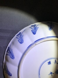Twee Chinese blauwwitte gelobde borden met figuren, Kangxi merk en periode