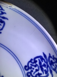 Een Chinees blauwwit bord met gestileerd shou decor, Qianlong merk en periode