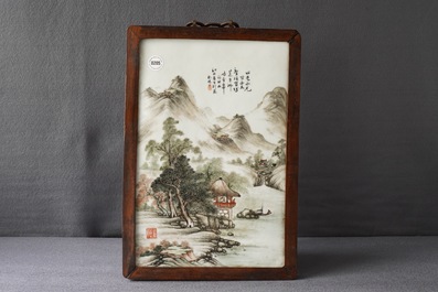 Een Chinese qianjiang cai plaquette, gesign. Wang Yun Shan, gedat. 1932