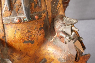 Een grote Chinese vergulde en ingelegd bronzen figuur van Zhenwu op verguld houten basis, Ming
