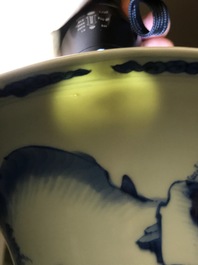 Een Chinese blauwwitte yenyen vaas met figuren in een landschap, Kangxi