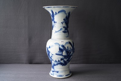 Een Chinese blauwwitte yenyen vaas met figuren in een landschap, Kangxi