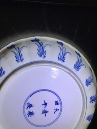 Twee Chinese blauwwitte gelobde borden met figuren, Kangxi merk en periode