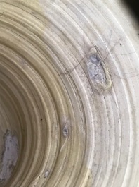 Een paar blauwwitte Italiaanse majolica 'a foglie' albarelli, 17e eeuw