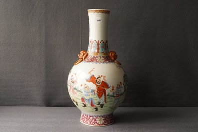 Een flesvormige Chinese famille rose vaas, Qianlong merk, Republiek, 20e eeuw