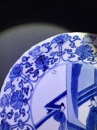 Twee Chinese blauwwitte gelobde borden met figuren, Kangxi merk en periode