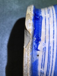 Een paar blauwwitte Italiaanse majolica 'a foglie' albarelli, 17e eeuw