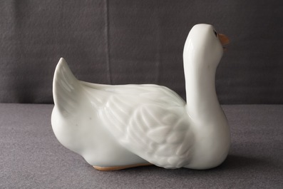 Een Chinees blanc de Chine model van een gans, reli&euml;fmerk, Republiek, 20e eeuw