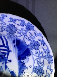 Twee Chinese blauwwitte gelobde borden met figuren, Kangxi merk en periode