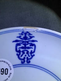 Een Chinees blauwwit bord met gestileerd shou decor, Qianlong merk en periode