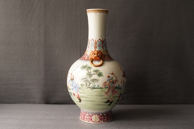 Een flesvormige Chinese famille rose vaas, Qianlong merk, Republiek, 20e eeuw