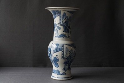 Een Chinese blauwwitte yenyen vaas met figuren op een terras, Kangxi