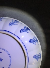 Twee Chinese blauwwitte gelobde borden met figuren, Kangxi merk en periode