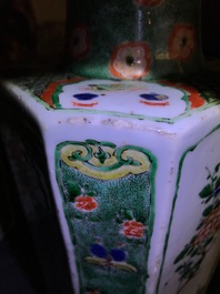 Une paire de vases en porcelaine de Chine famille verte, Kangxi