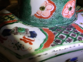 Une paire de vases en porcelaine de Chine famille verte, Kangxi