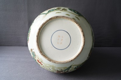 Un vase de forme hu 'cent daims' en porcelaine de Chine famille rose, marque de Qianlong, 19/20&egrave;me