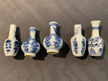 Dix vases miniatures en porcelaine de Chine bleu et blanc, Kangxi