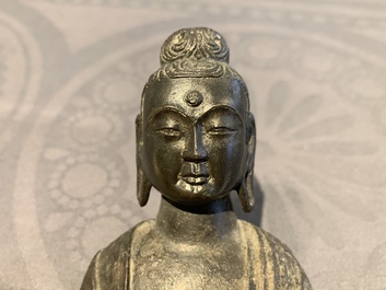 Une figure de Bouddha en bronze, Chine, Ming