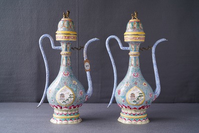 Une paire de verseuses couvertes en &eacute;maux de Canton pour le march&eacute; islamique, Qianlong/Jiaqing