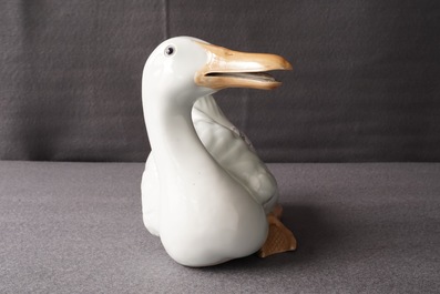 Een Chinees blanc de Chine model van een gans, reli&euml;fmerk, Republiek, 20e eeuw